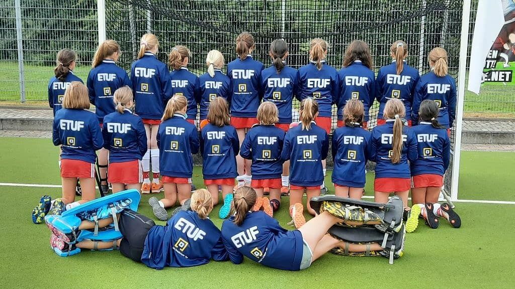 B-Mädchen mit neuen Trainingsanzügen