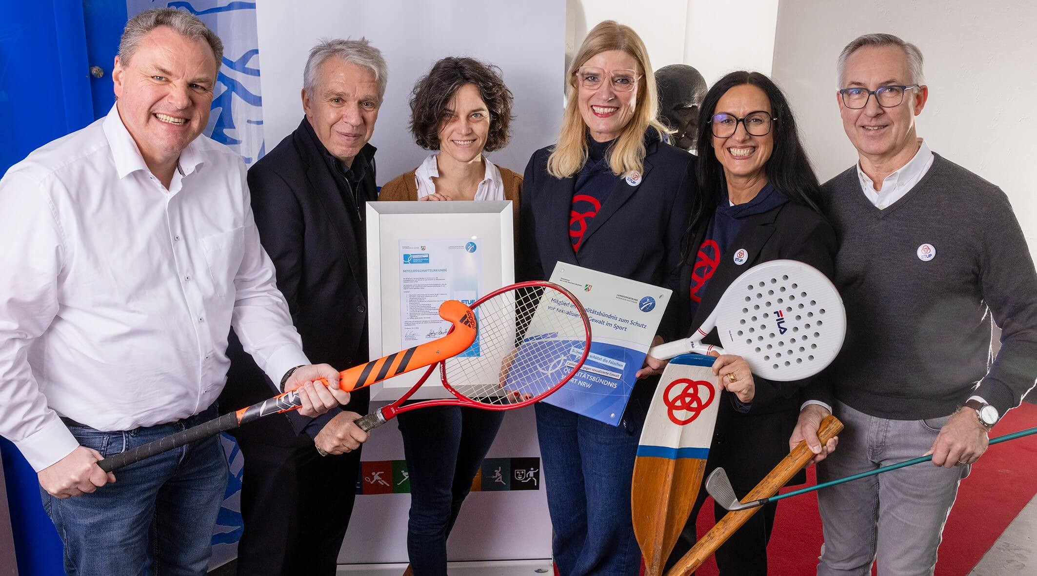 Foto Georg Lukas: (v. li.) ESPO: Thorsten Flügel (Geschäftsführer), Jochen Sander (1. Vorsitzender), Petra Fischer (Leitung Sport), ETUF: Anja Schmitz (Jugendwartin), Drazena Barac-Dammeyer (Sportwartin), Lutz Cardinal von Widdern (1. Vorsitzender)