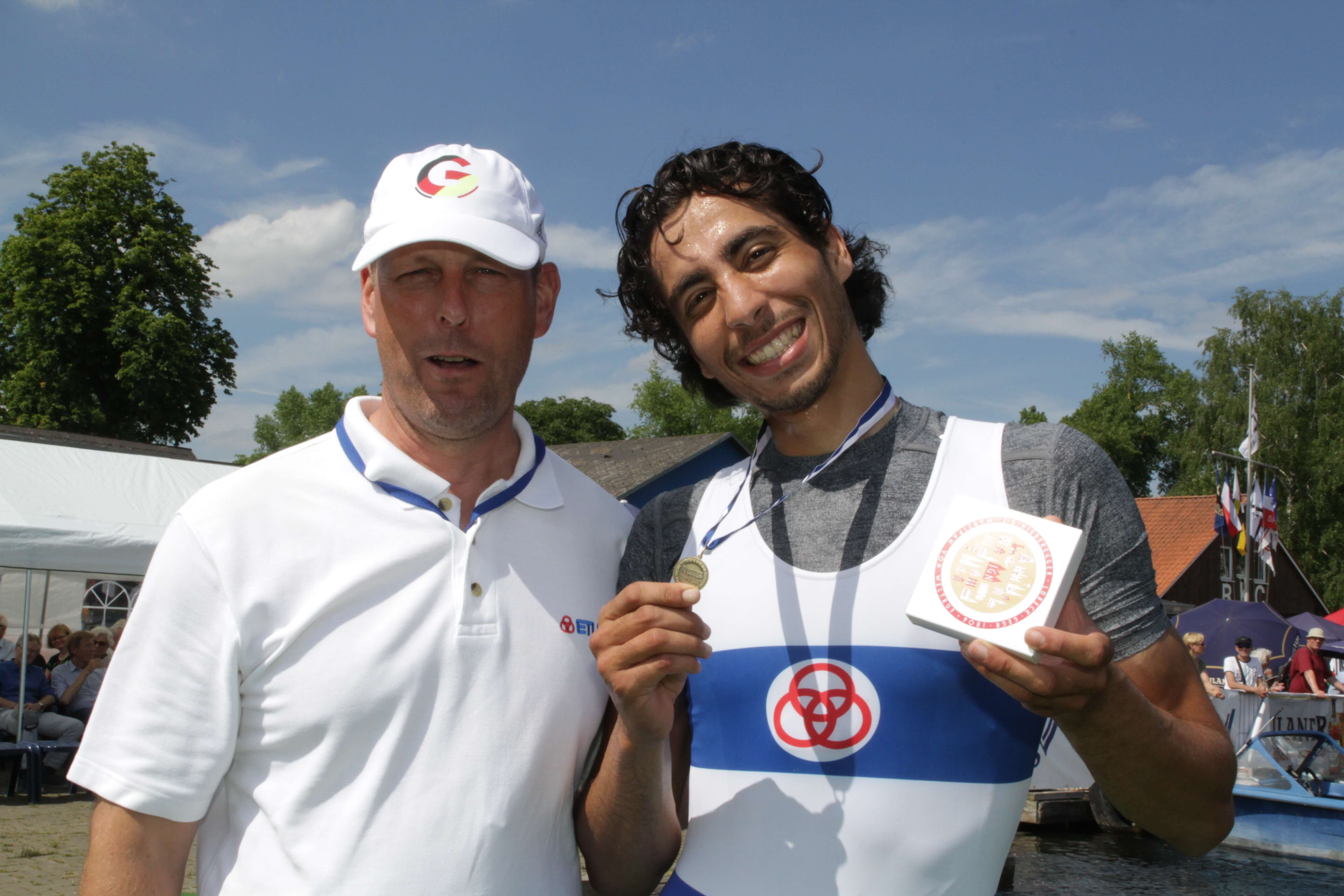 Oliver Kampmeier und der siegreiche Mohamed Taieb freuen sich nicht nur über Lübecker Marzipan .