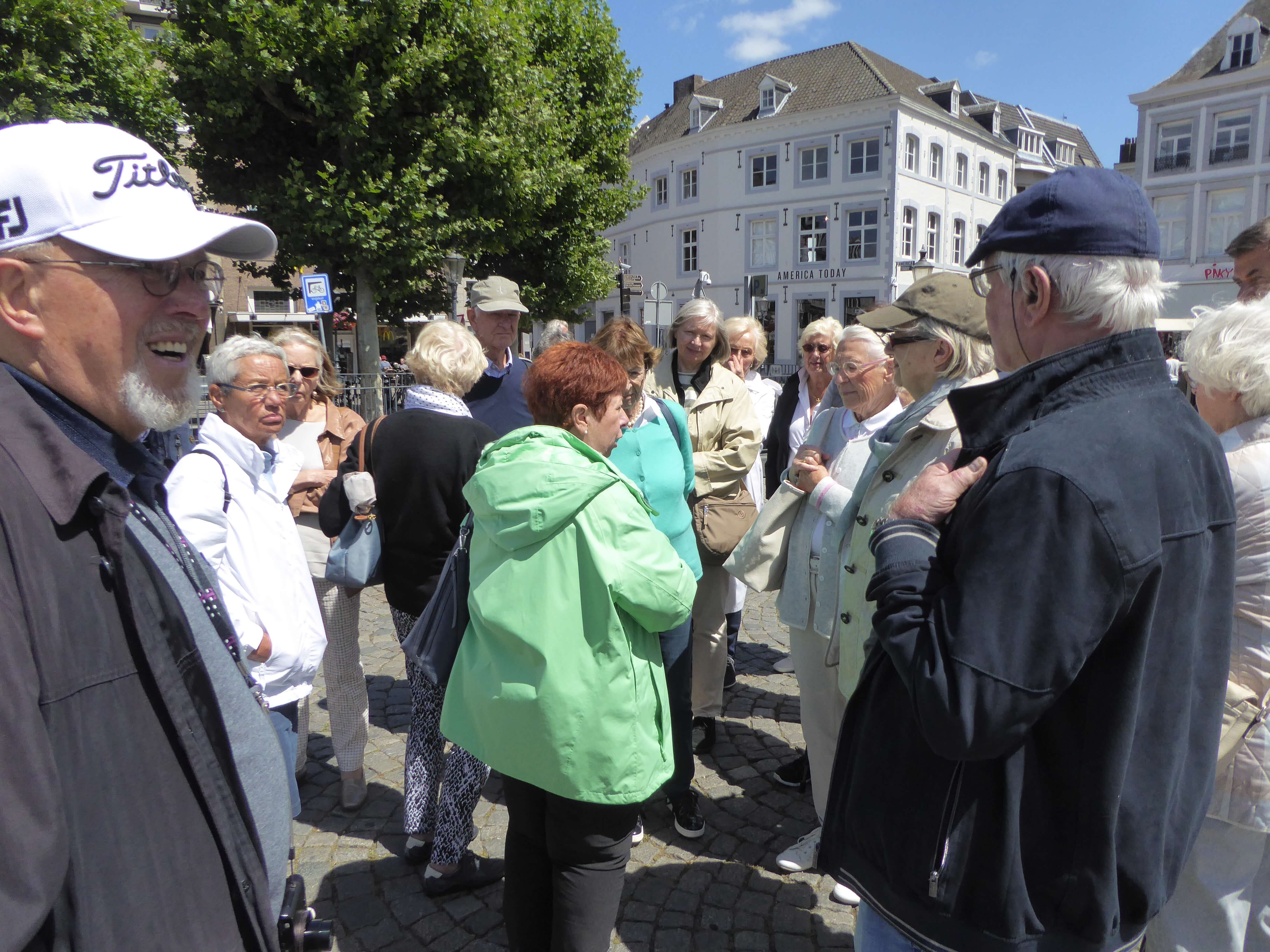 Eine der beiden ETUF-Gruppen mit Führerin auf dem Vrijthof.