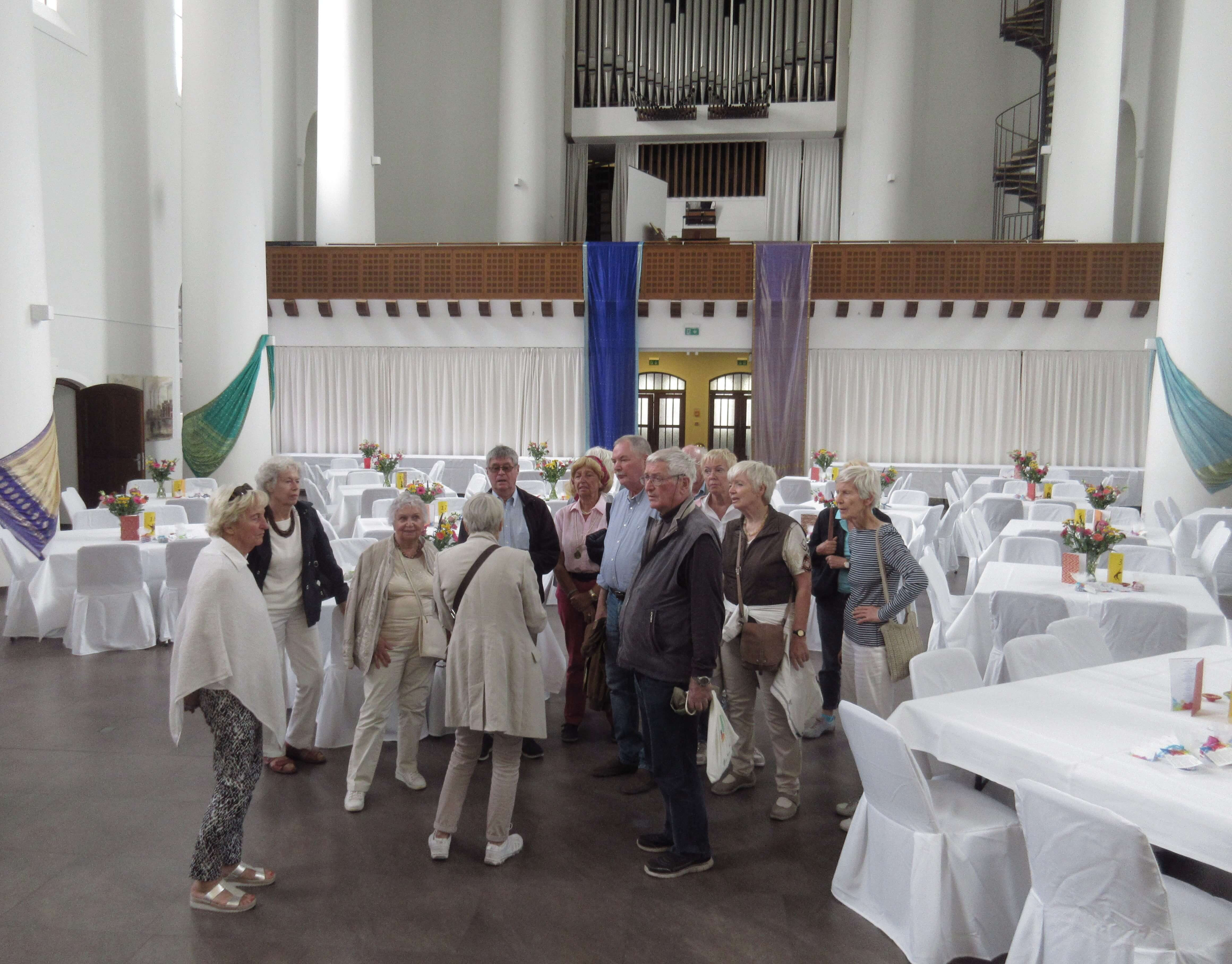 Die ETUF Gruppe im Eingang in der Kreuzeskirche.