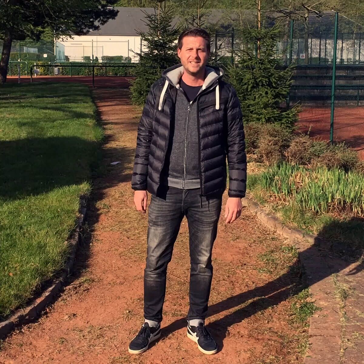 Daniel Schürmann grüßt alle Tennisriegenmitglieder.