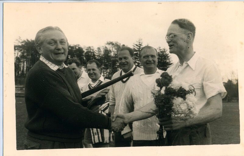 Harald Huffmann wird 1957 für sein 800. Hockeyspiel geehrt.