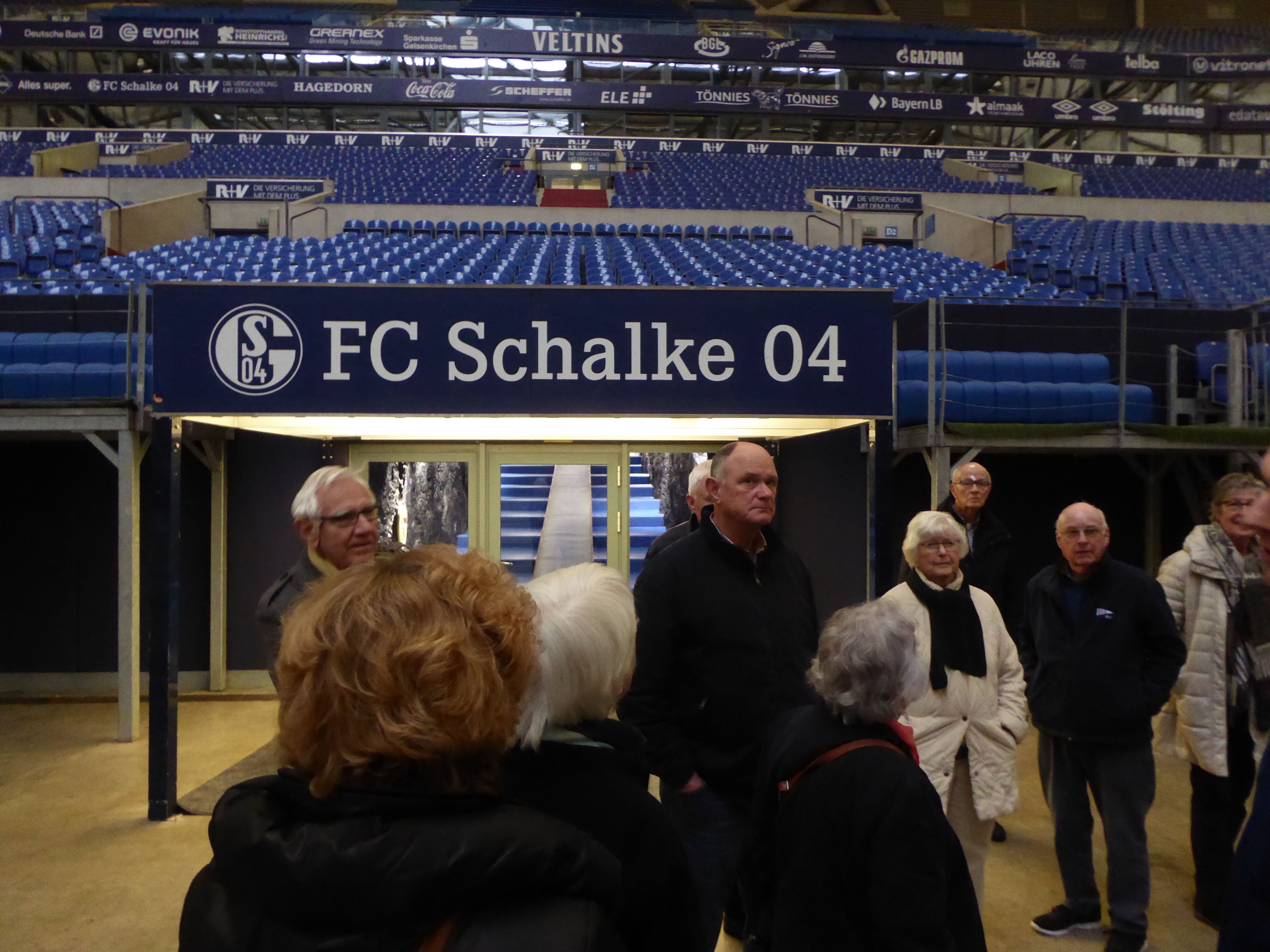 Die ETUF Ausflügler im Innenraum der Veltins-Arena.