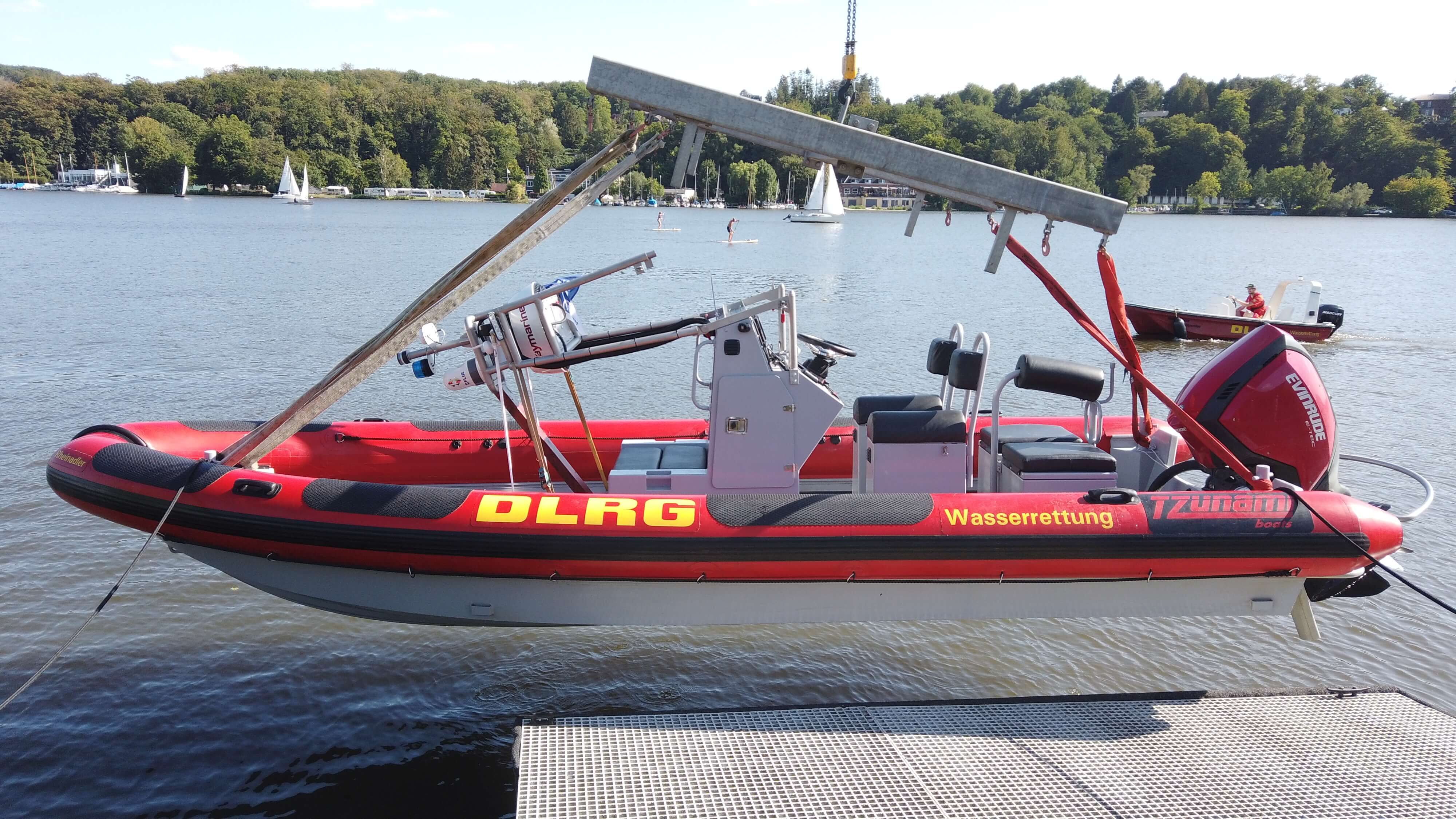 Auskranen des großen Bootes der DLRG Wesel.