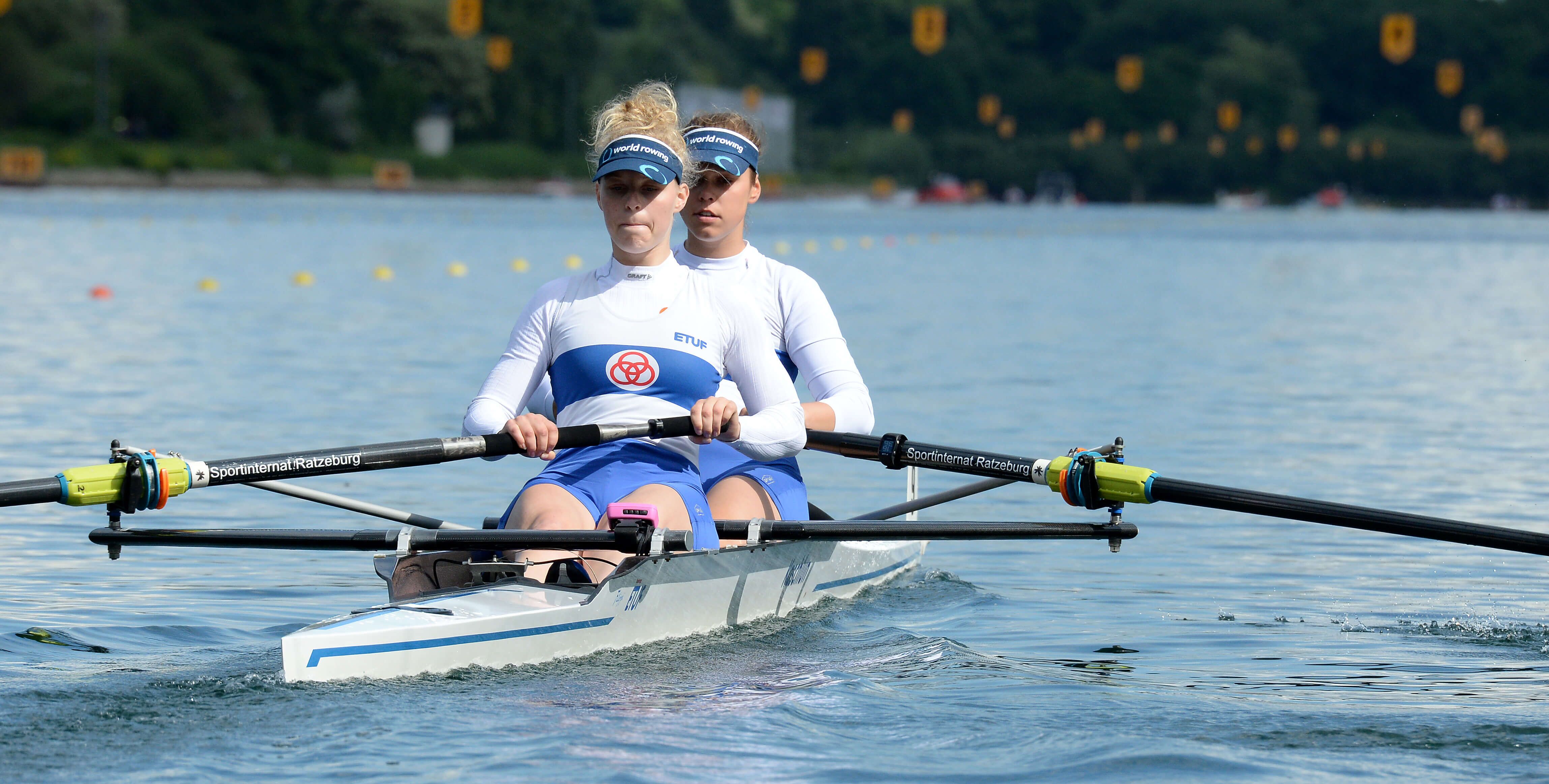 Souverän gehen Emma Appel (Ratzeburg) und Carolin Roose (im Bug) über die Strecke .