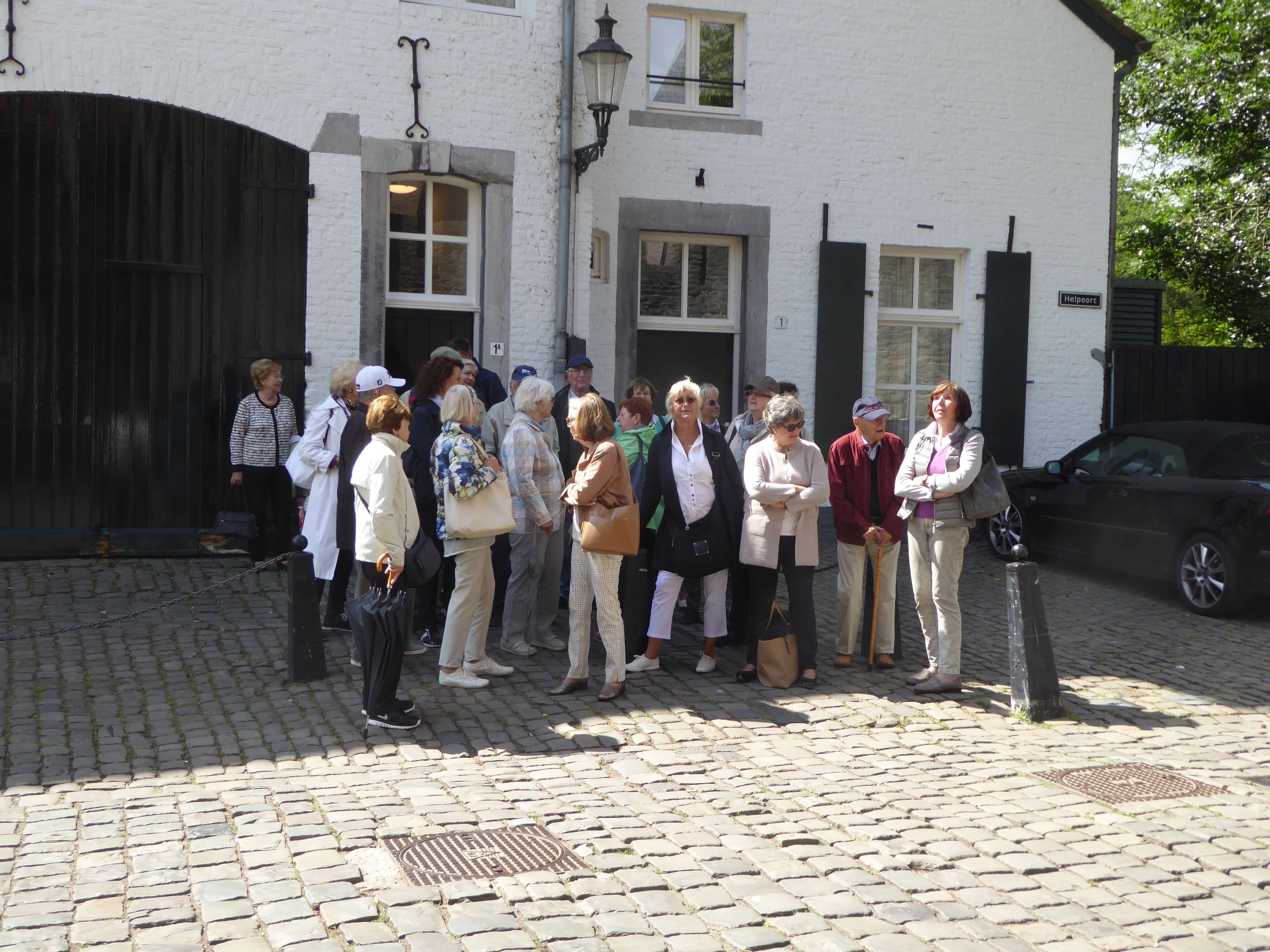 Eine der beiden ETUF-Gruppen mit Führerin in der Altstadt.